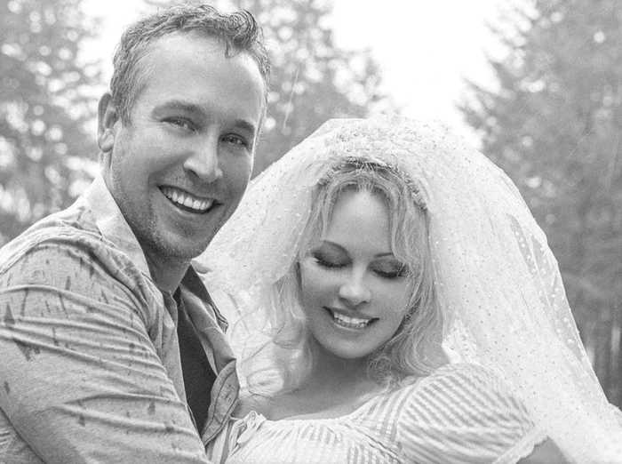 1 pamela anderson si sotul muncitor in constructii jpg jpeg