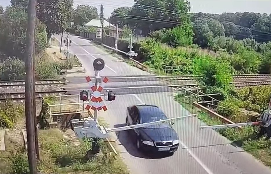 Un șofer a distrus cu mașina bariera la trecerea la nivel cu calea ferată. Trenurile circulă și cu 140 km/h în acea zonă VIDEO