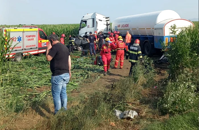 Autoturismul a fost strivit de camion. SURSA DRDP Buzău