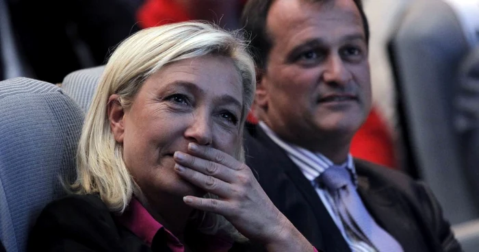 Marine Le Pen, liderul Frontului Naţional, alături de Louis Aliot, vicepreşedintele partidului. FOTO: Reuters