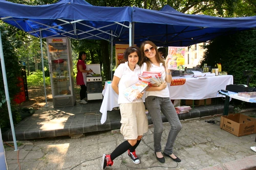 La târg, fetele noastre au împărţit reviste Click! Poftă Bună jpeg