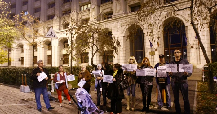 Aproximativ zece oameni au protestat, pe 3 noiembrie, pentru susţinerea comisarului arestat preventiv FOTO Eduard Enea