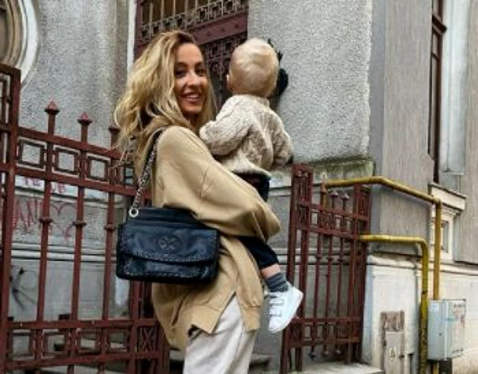 
    Flavia Mihăsan radiază de fericire de când este însărcinată din noufoto: Viva!  