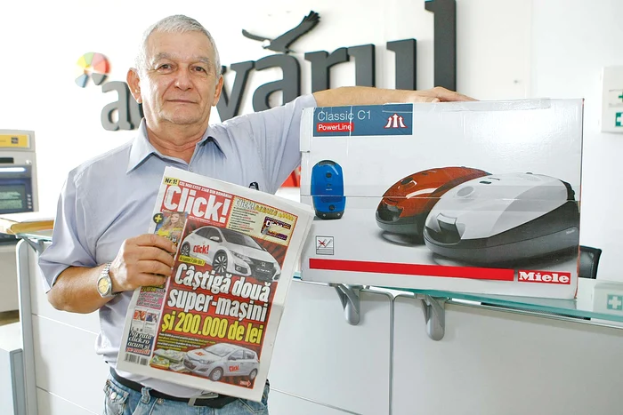 Lozul norocos i-a adus lui Adrian Iacob un set cu ibric de cafea şi râşniţăFoto: Click!