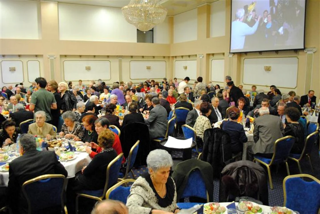 Revelionul Pensionarilor Botosani 2012: foto Adevarul