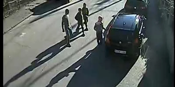 Infractorii au dat târcoale maşinii după care au încercat să deschidă portiera din faţă (captură video)