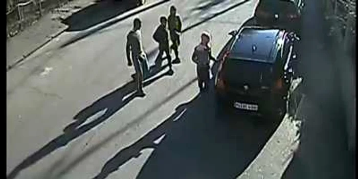 Infractorii au dat târcoale maşinii după care au încercat să deschidă portiera din faţă (captură video)