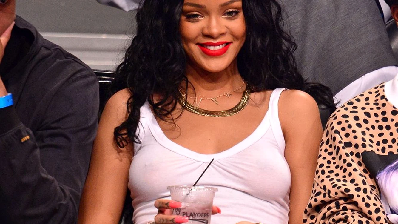 Rihanna este adesea surprinsă în această ipostazăfoto: Instagram