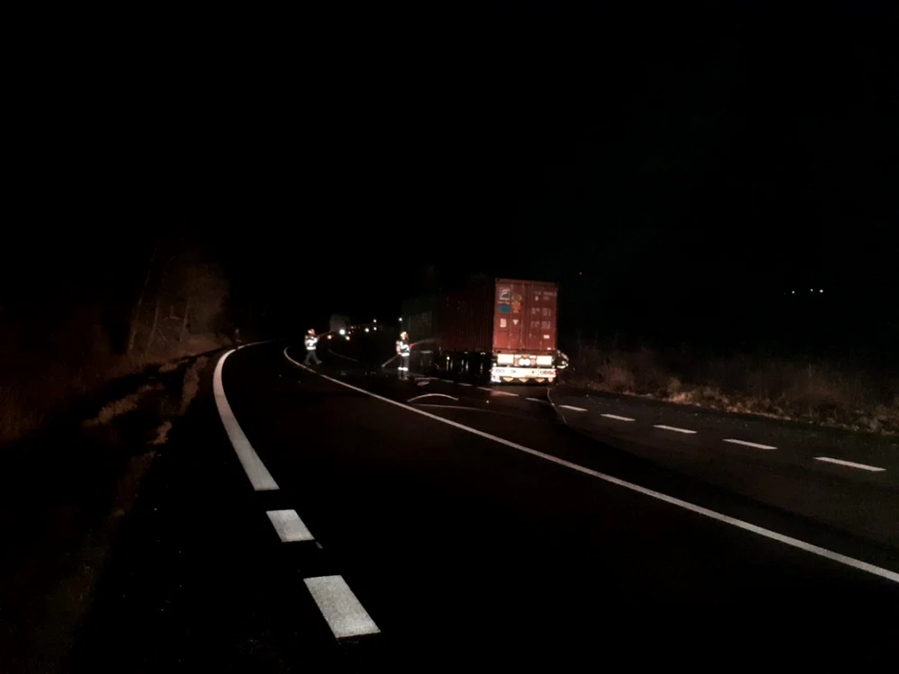 Camion plin cu reactivi pentru depistarea poluării din sol în flăcări pe DN7 - Vâlcea Foto Adevărul