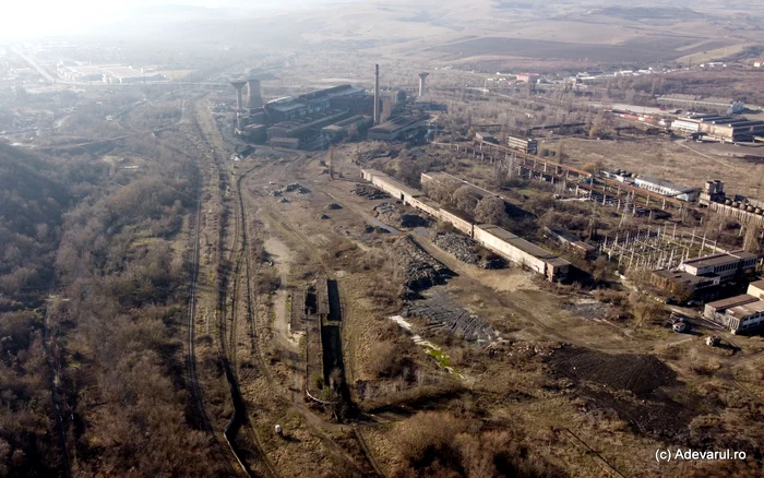 Suprafețe întinse din jurul combinatului au rămas terenuri virane. Foto: Daniel Guță. ADEVĂRUL