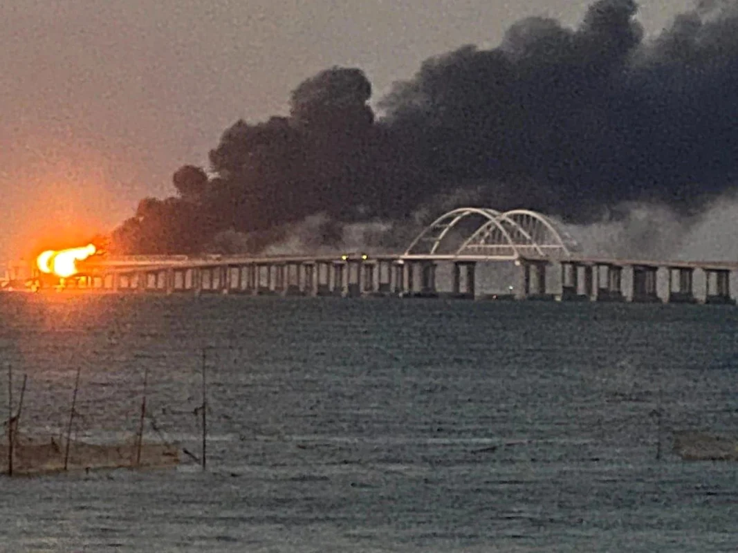 Incendiul de pe podul din Crimeea, Ucraina, Strâmtoarea Kerci, 8 octombrie 2022 Sursa Facebook / Euromaidan