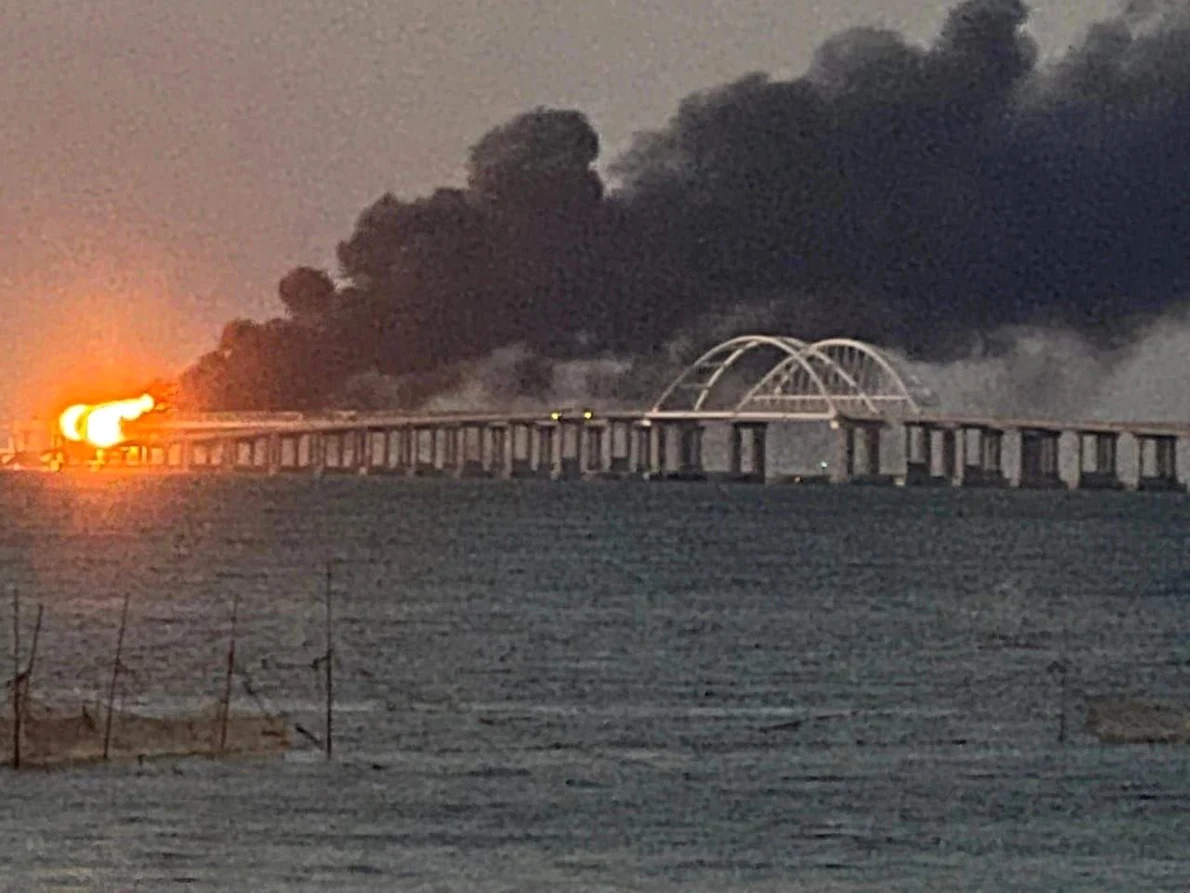 Incendiu Pod Crimeea, Ucraina, Strâmtoarea Kerci, 8 octombrie 2022 Sursa Facebook / Euromaidan