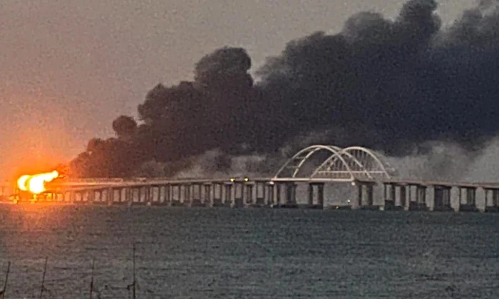 Incendiu Pod Crimeea, Ucraina, Strâmtoarea Kerci, 8 octombrie 2022 Sursa Facebook / Euromaidan
