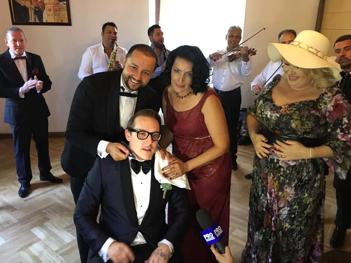 Mama lui Whats' Up și Cătălin Măruță au participat la bărbieritul mirelui