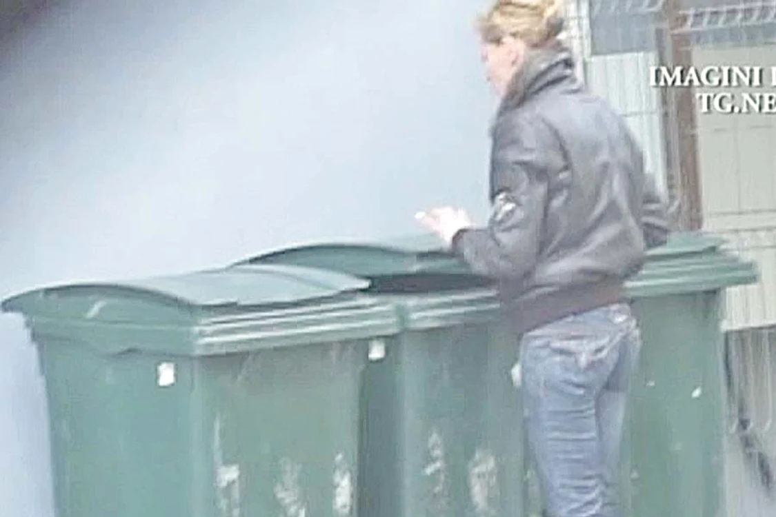 Plicul a fost găsit,  printre tonele de  deşeuri, de câţiva  romi care căutau  produse reciclabile