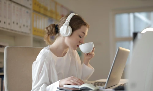 Beneficiile utilizării căștilor wireless în activitățile zilnice jpg