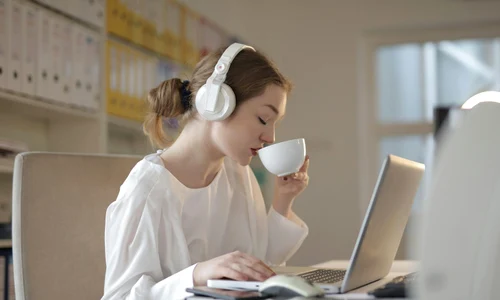 Beneficiile utilizării căștilor wireless în activitățile zilnice jpg