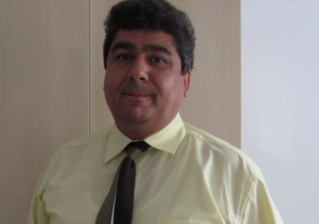 Agentul şef principal George Barangă ţine în mână diploma de incoruptibil oferită de Vasile Blaga FOTO: Arhivă Adevărul