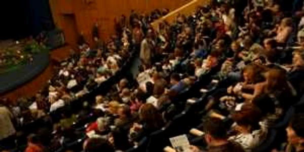 spectatori sala alba