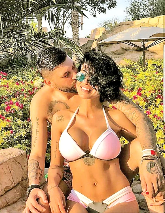 Adelina Pestriţu şi Virgil  Şteblea, Dubai, 30 de grade Cei doi îndrăgostiţi au parte  de o vacanţă romantică  după botezul fiicei lor