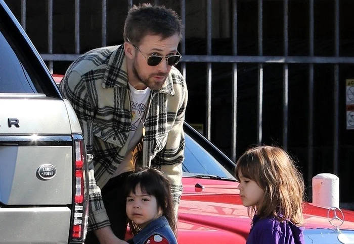 
    Ryan Gosling și-a scos fiicele în oraș pentru micul dejunfoto: Profimedia  