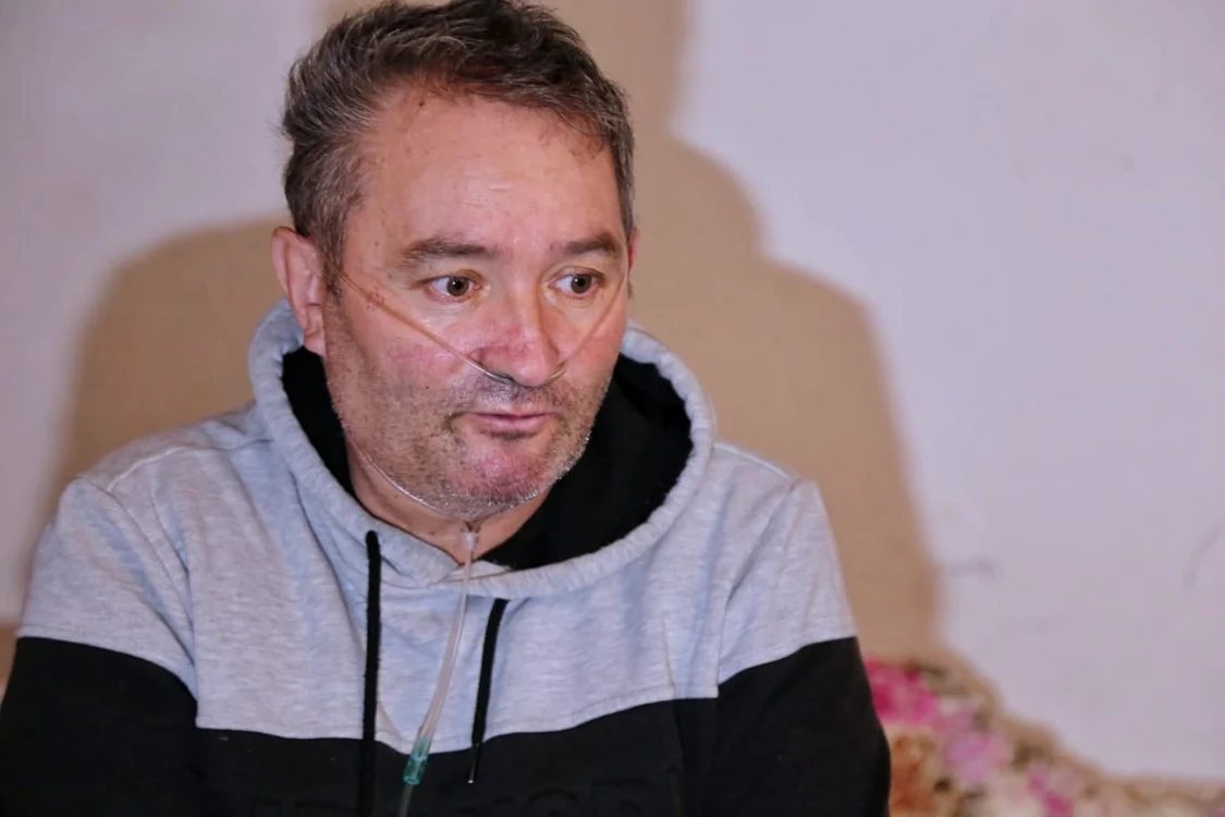 Poliţistul Gheorghe Magîlea nu poate să respire fără aparatul de oxigen FOTO: Corpul Naţional al Poliţiştilor