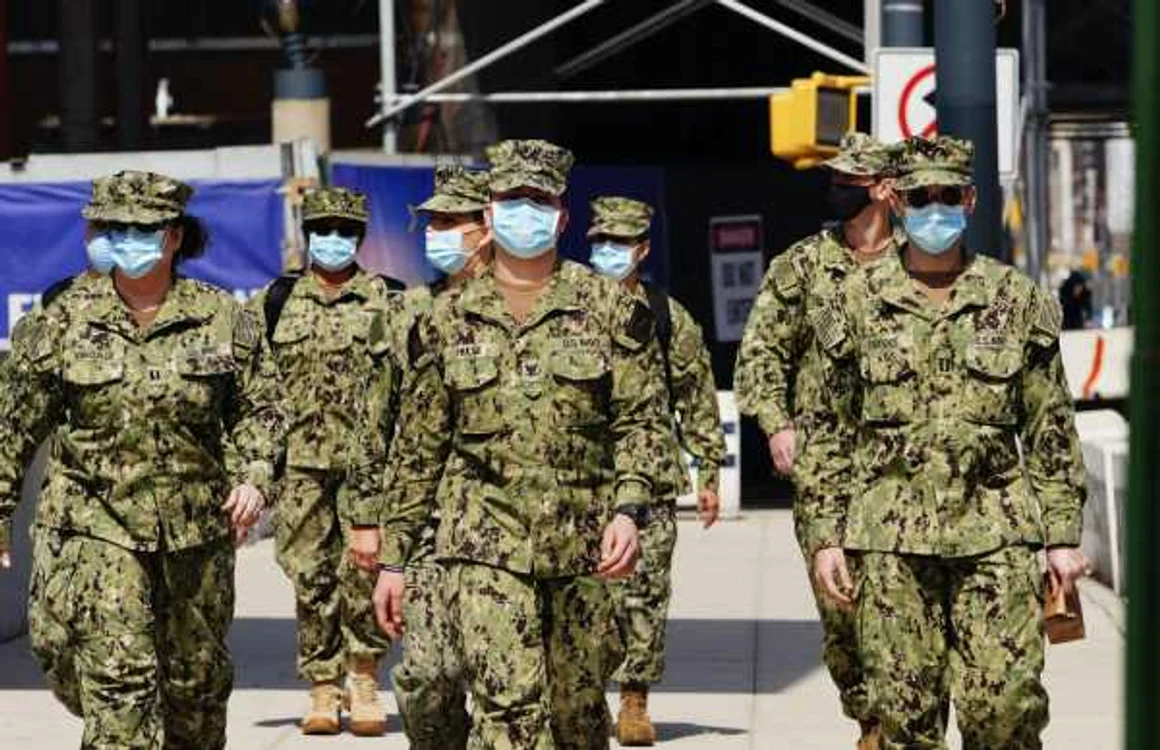 Militari ai US Navy plecând de la spitalul de campanie construit la Javits Center în oraşul New York (John Nacion/STAR MAX/IPx)