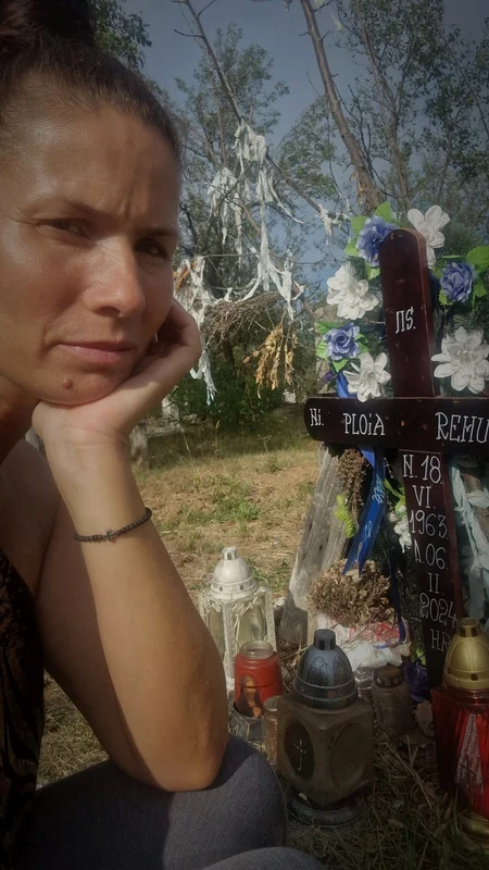 Daniela Ploia, clipe de coșmar la mormântul tatălui său foto: Facebook 