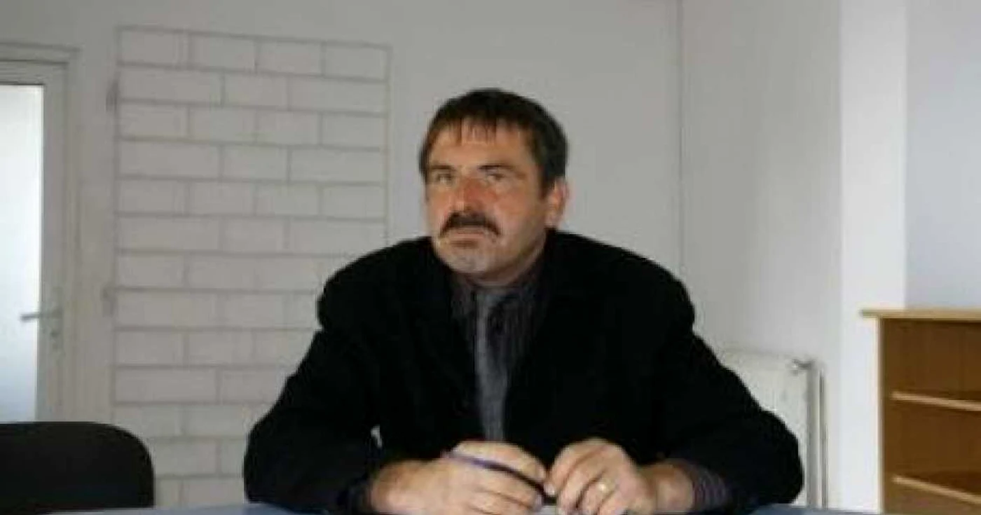Ilie Dumitru (foto sus), edilul comunei Coşoveni, locuieşte pe Strada Primarului.