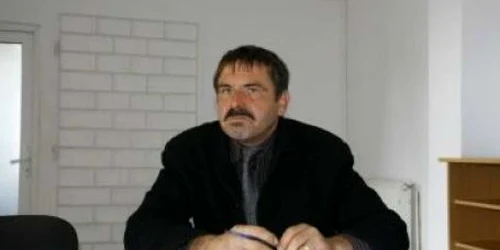 Ilie Dumitru (foto sus), edilul comunei Coşoveni, locuieşte pe Strada Primarului. 