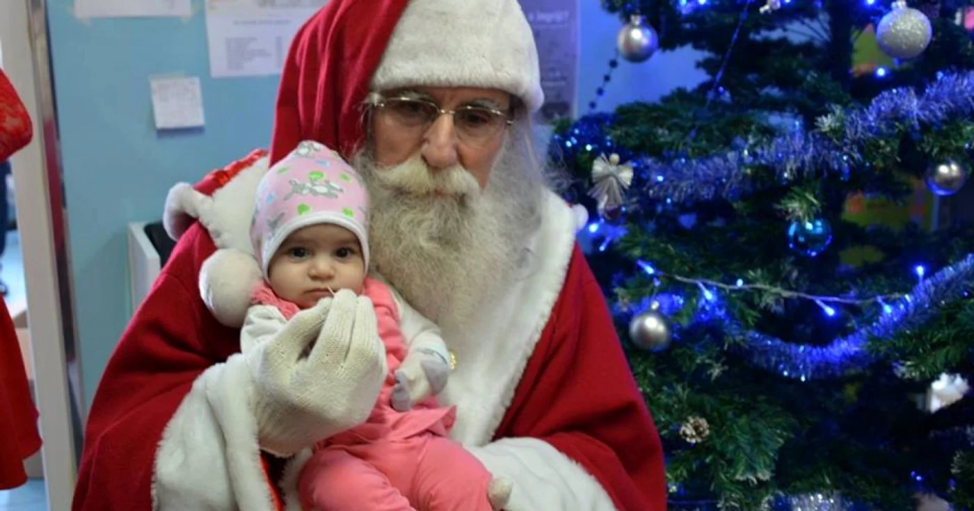 Moş Crăciun i-a vizitat pe copiii internaţi la Spitalul Judeţean