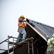 Muncitori lucreaza la acoperisul unei case FOTO Shutterstock