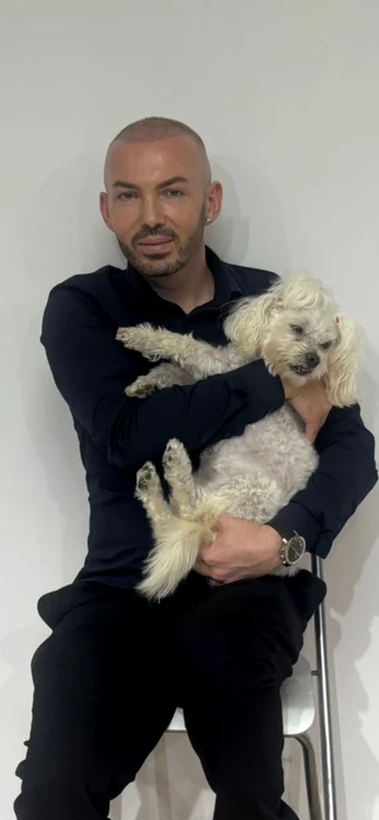 Adrian Tigmeanu, alături de cățelușa Bella / Sursă foto: Click!