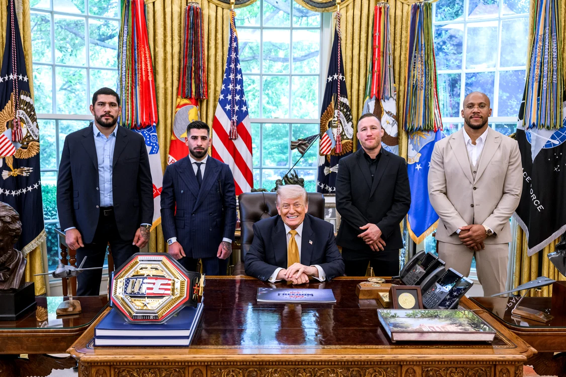 Donald Trump, alături de patru luptători UFC FOTO X / The White House
