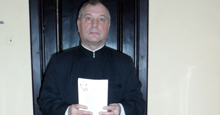 Preotul Costică Popa slujeşte la Biserica Sf. Împăraţi "Constantin şi Elena"