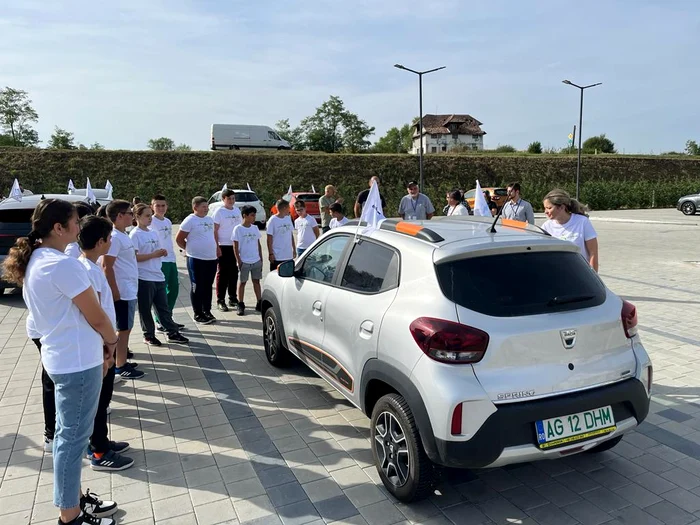 Copii din Șpring s-au plimbat cu Dacia Spring FOTO Electromobilitate