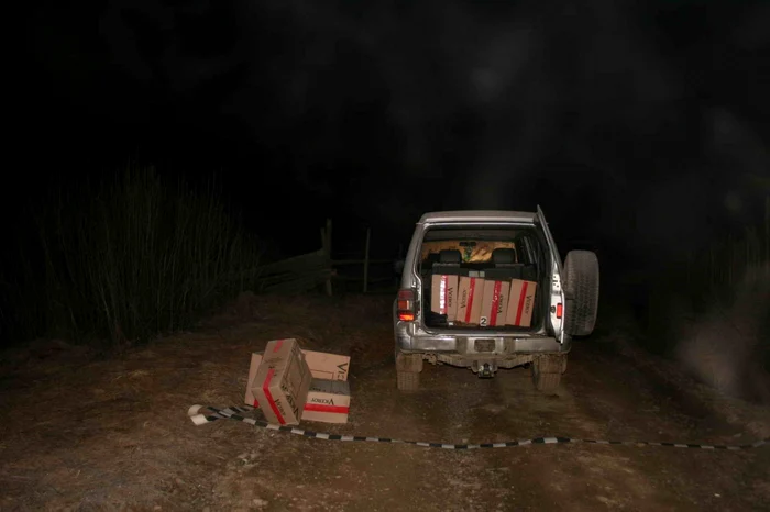 Pentru a-şi scăpa pielea, contrabandiştii au abandonat ţigările cu tot cu maşină. Foto: Poliţia de Frontieră