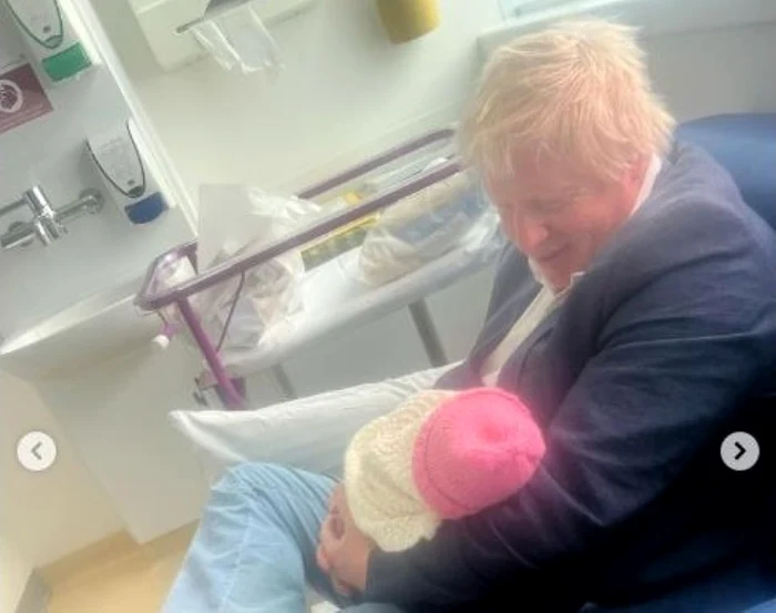Boris Johnson şi cea mai nouă membră a familiei sale, micuţa Poppy. FOTO: Instagram
