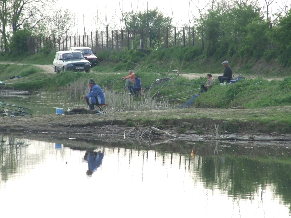 Apele judeţului sunt pline de pescari dar şi de braconieri/foto: Arhiva