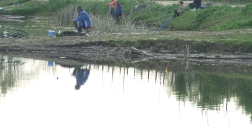 Apele judeţului sunt pline de pescari dar şi de braconieri/foto: Arhiva