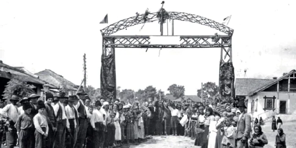Vestea unirii, primită cu bucurie în Lăpuşna (fotografie realizată cu ocazia vizitei prim ministrului Alexandru Marghiloman, 1918) webp