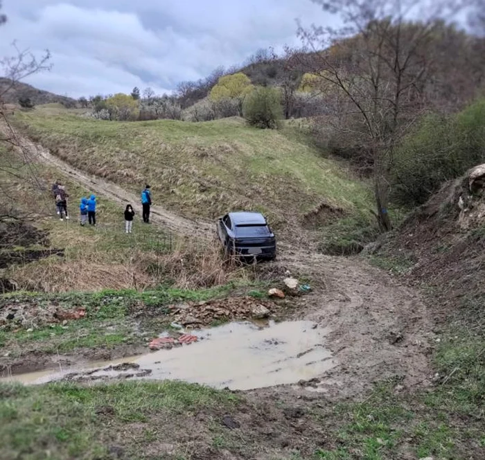 Împotmoliți în noroaie SURSA ISU Buzău