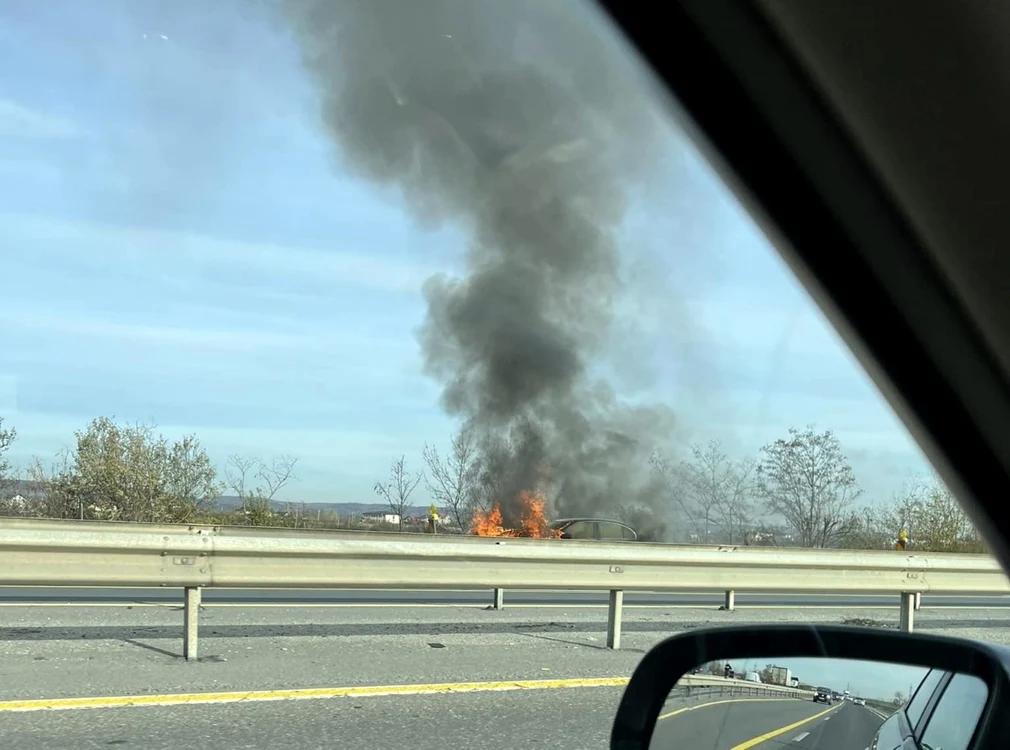 Maşina a luat foc în mers. Foto Info Trafic Piteşti