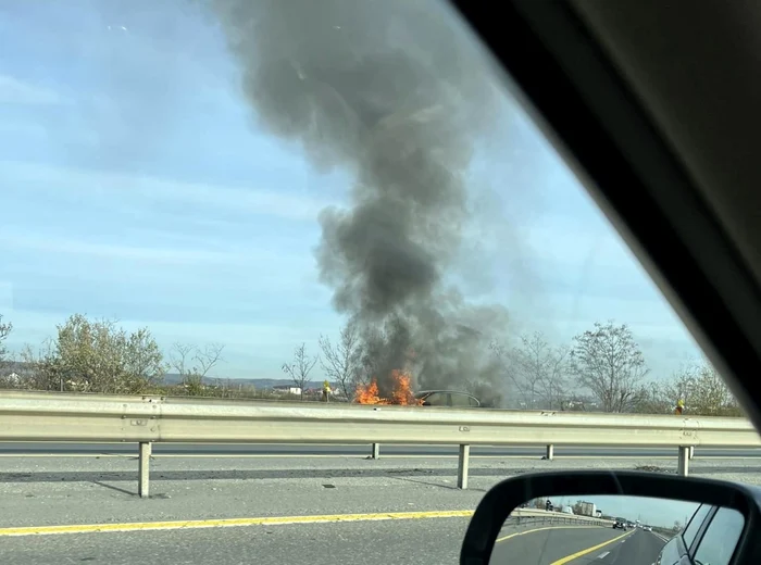 Maşina a luat foc în mers. Foto Info Trafic Piteşti