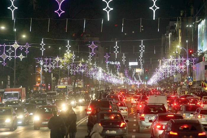 Bucureşti. Marile bulevarde ale Capitalei sut împodobite mai sărăcăcios decât anul trecut. La târgul de Crăciun din Piaţa  Universităţii miroase, cu adevărat, a sărbătoare