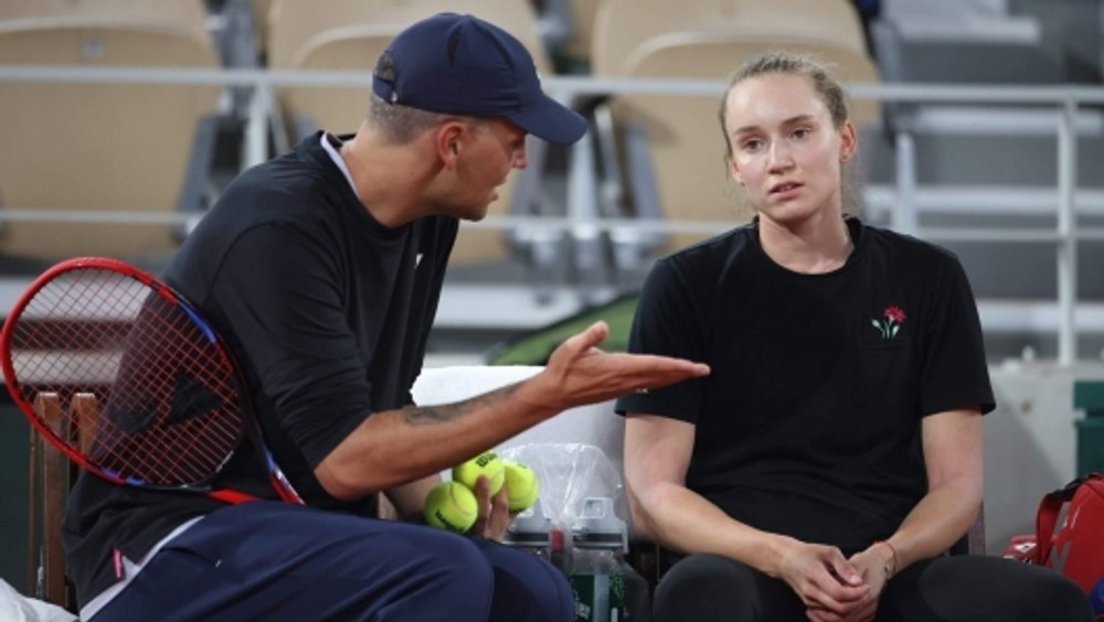 Un antrenor abuzator se iubește în taină cu o campioană din tenis: fără mine, culegeai cartofi în Rusia