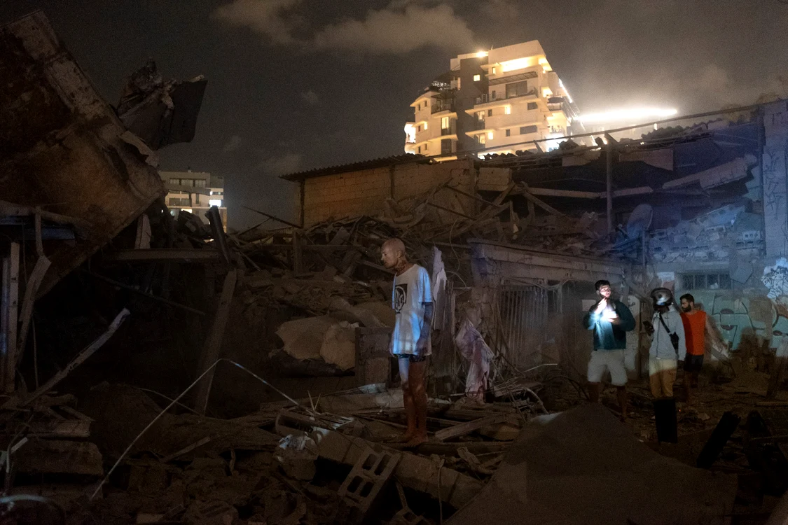 Clădire din Tel Aviv afectată de tirul unor rachete trase de Hamas. Civili printre dărâmături.