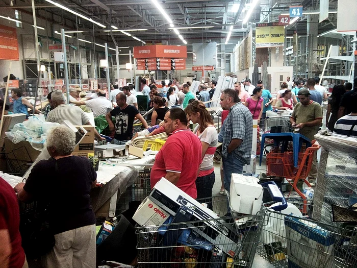 Oamenii au stat ore întregi să le vină rândul la casele de marcat