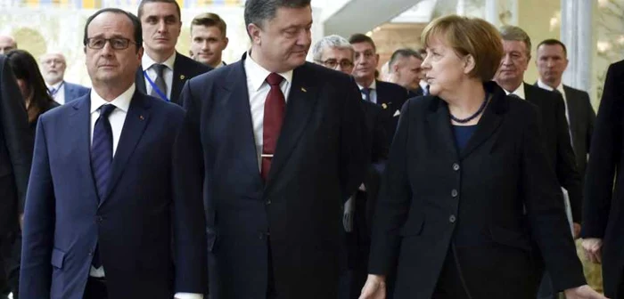 Francois Hollande (stânga), Petro Poroşenko (centru) şi Angela Merkel (dreapta) se vor întâlni luni, la Berlin, pentru a discuta despre situaţia din estul Ucrainei