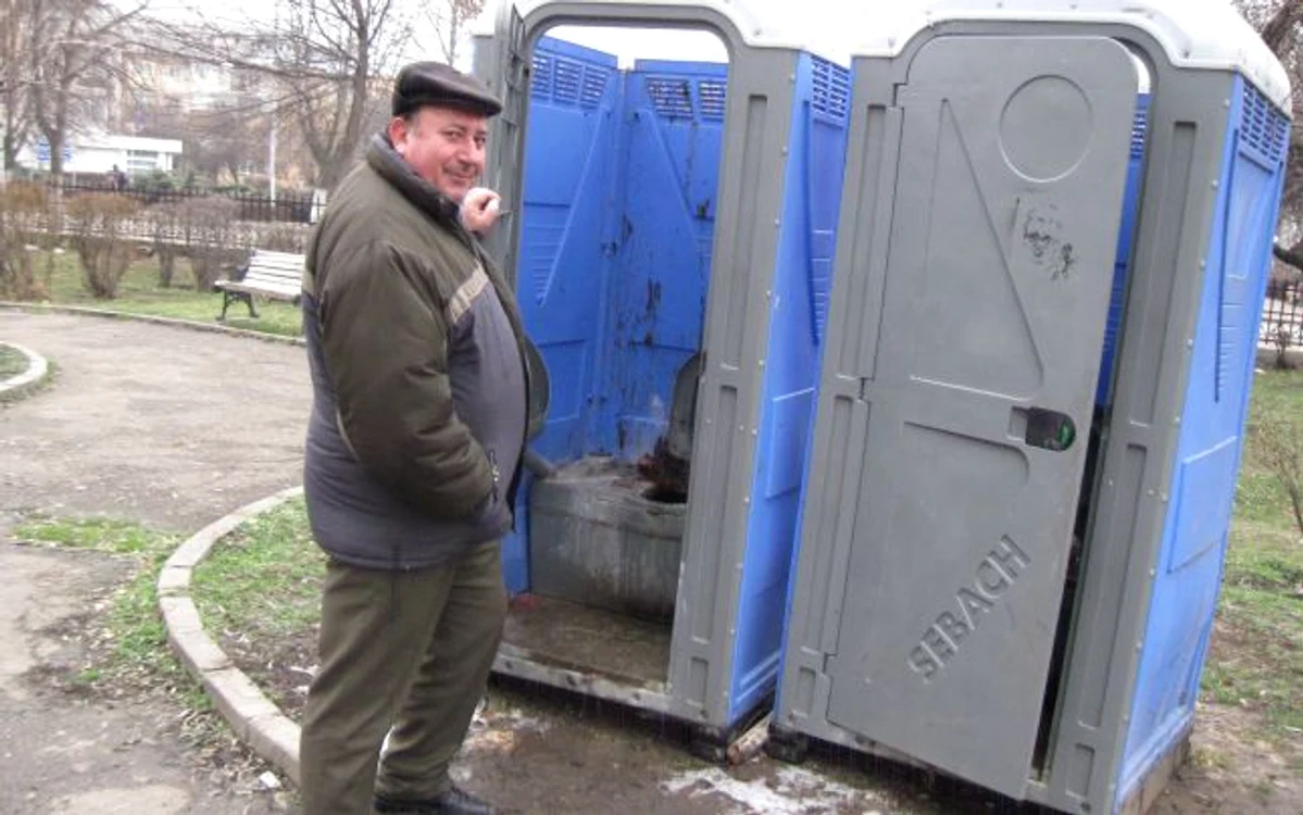 Cele două WC-uri ecologice arată execrabil